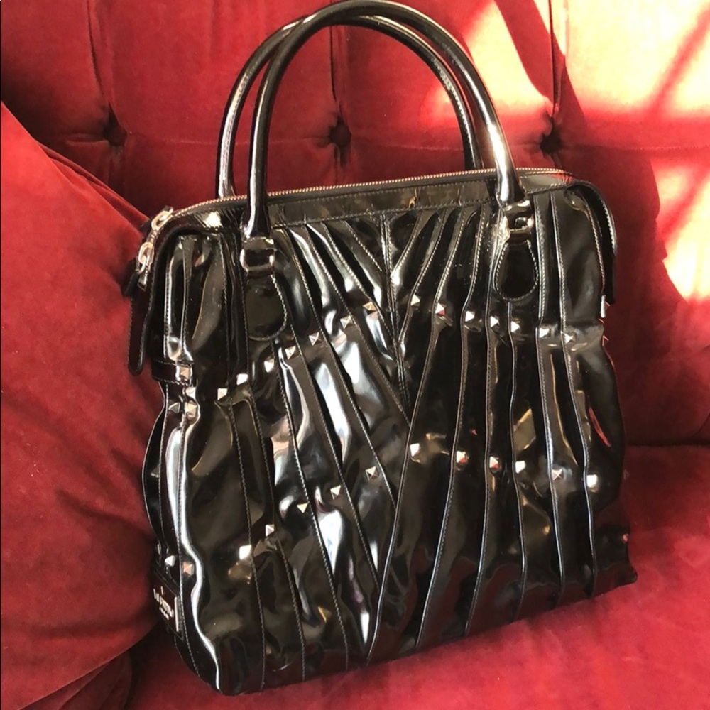 VALENTINO Garavani Maison pintuck patent black bag